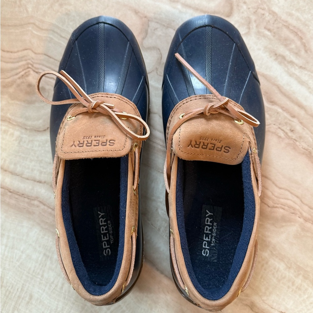 NWOT SPERRY WOMENS SYREN ONE EYE DUCK SHOES

SZ 8 

NO BOX-NEVER WORN 🤩